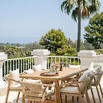 아파트 Newly Renovated Frontline Golf 7 Bdrm Luxury
