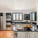 Newly Renovated Frontline Golf 7 Bdrm Luxury 에스테포나