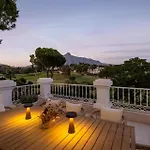 Newly Renovated Frontline Golf 7 Bdrm Luxury 아파트 에스테포나