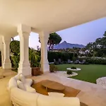 Newly Renovated Frontline Golf 7 Bdrm Luxury 에스테포나