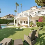 아파트 Newly Renovated Frontline Golf 7 Bdrm Luxury
