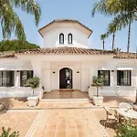 Newly Renovated Frontline Golf 7 Bdrm Luxury * 에스테포나