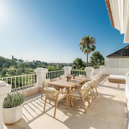 Newly Renovated Frontline Golf 7 Bdrm Luxury 아파트